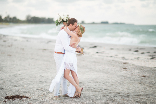 Kiss me on the beach |  Photography: Hunter Ryan Photo  Follow the beach love