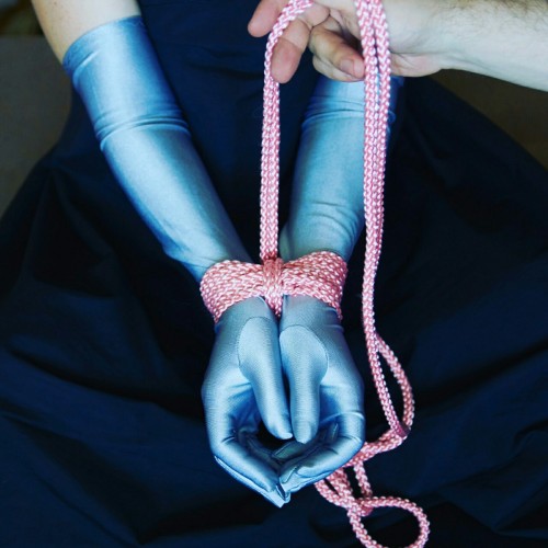 llammerr:Part 2 of my bondage how to tutorial - basic hand tielol è lo stesso nodo che faccio per il