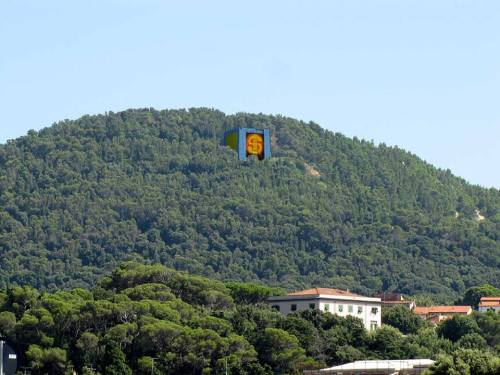 haidaspicciare: Se passate dalla parte sud di Livorno, poco prima della scogliera alzate gli occhi 