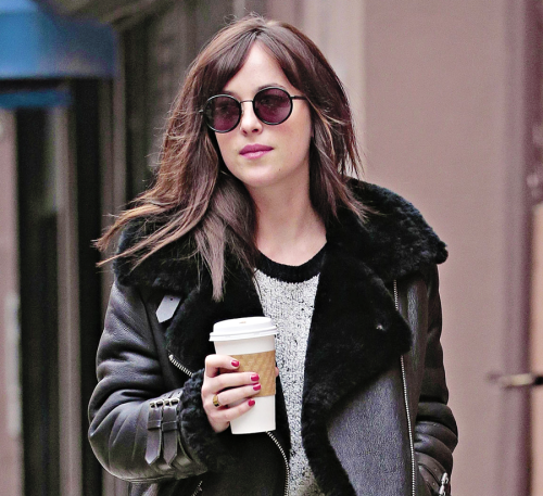 XXX 50shades:   Dakota Johnson spotted in New photo