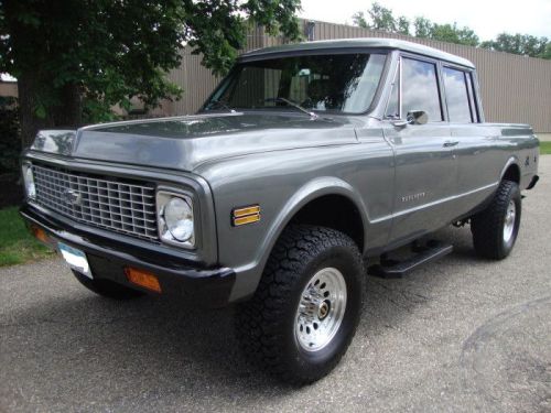 badazzgear:  1971 Chevrolet C20 Surburban with cropped back 