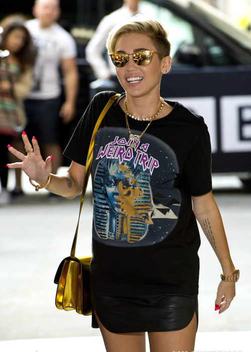 r-miley:  new miley blog ♡
