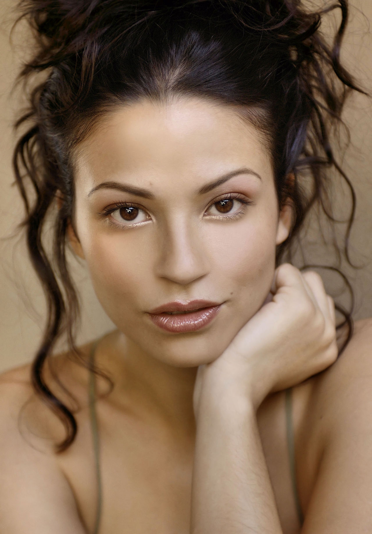 Navi Rawat  http://www.theplace.ru/photos/gallery.php?id=2538