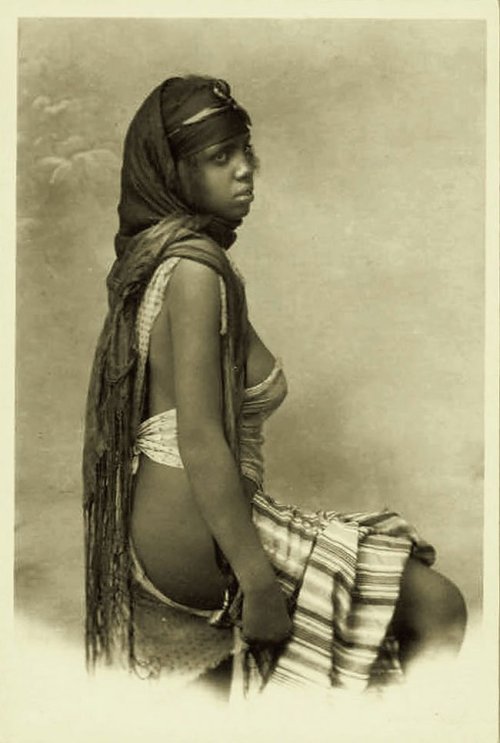 techno-gal:art-tension:Women’s Beauty Captured 100 Years Ago In Vintage Postcards From 1900-1910