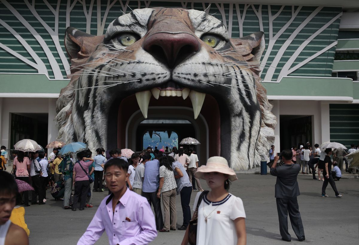 fotojournalismus:  A Day at the Zoo in Pyongyang (August 23, 2016)Photos by Dita