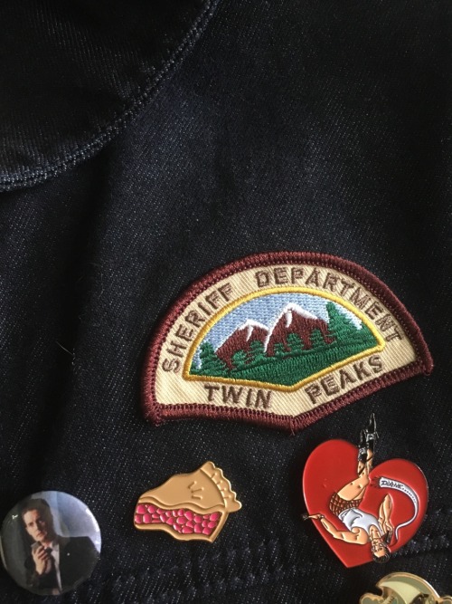 pixalatedpizuh-24:  @emmamunger I just got my new coop pin in today and i think my twin peaks &lsquo