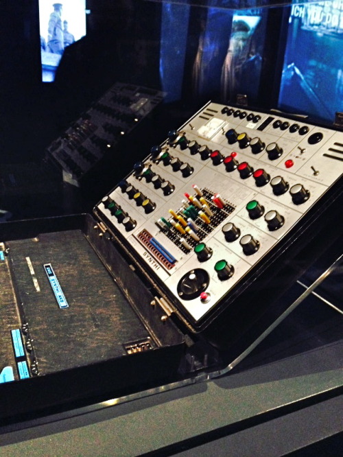 David Bowie’s (via Brian Eno) EMS Synthi used on Low and Heroes. Photo’s snapped by Chicago synthesi