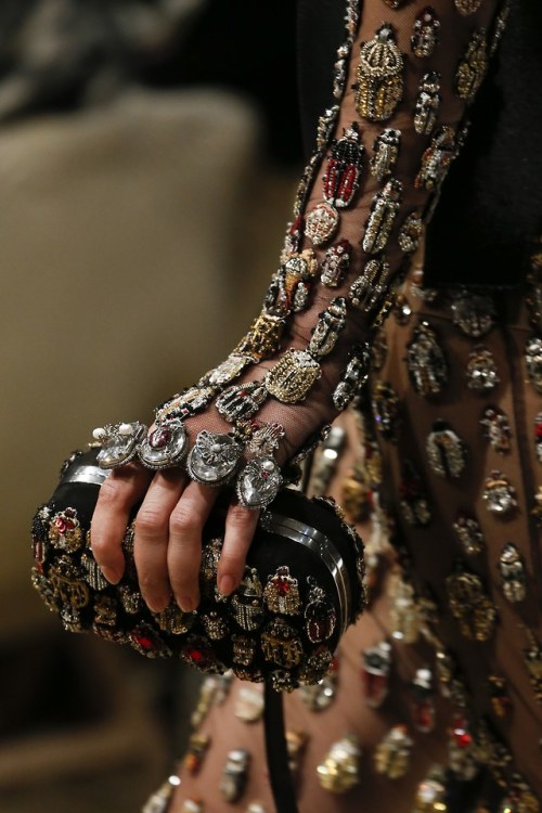leah-cultice: Details at Alexander McQueen Fall 2018 RTW