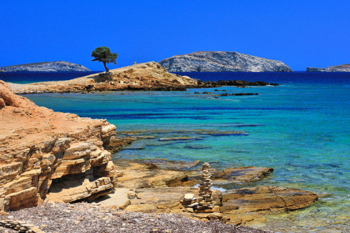 Monodendri beach, Lipsí island. It takes its name from the phrase “μόνο δέντρο” (”mono thendro”) whi