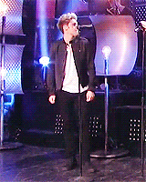 lewisandneil:  Niall performing Through the Dark on SNL 