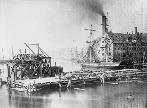 the inner port of Copenhagen 1867: a bridge is being constructed between Zealand and AmagerA sharp l