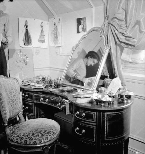 una-lady-italiana:Coco Chanel reflection in her appartment at the Ritz, Paris, 1938.