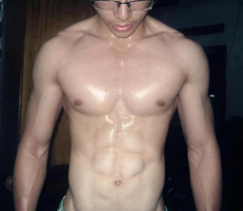 otokonosekai: siroman91: Hot Viet guy <3 yummy sweaty sexy hunk. I wanna lick his abs.