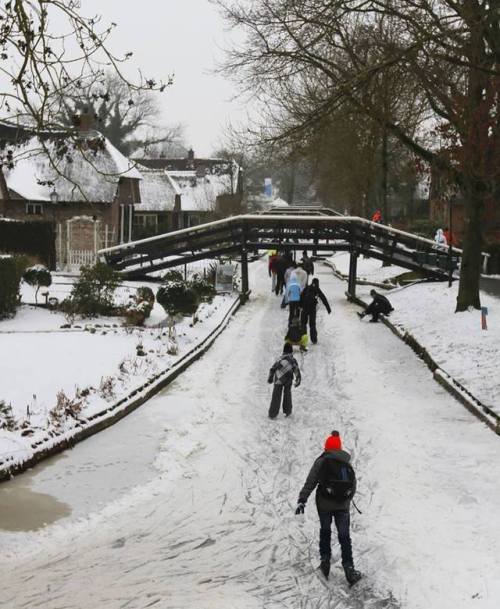 thecarboncoast:trasemc:Giethoorn in Netherlands has no roads or any modern transportation at all, on