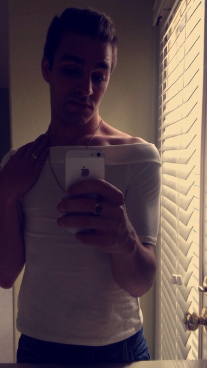 thecutestrobot:Please take a moment to appreciate how amazing my collarbones look in this shirtR U K