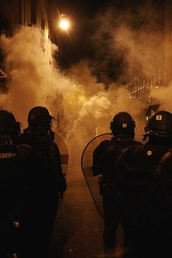 fuaire:  Riot police