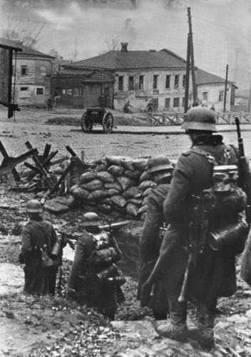 the-forgotten-nazi: Wehrmacht soldiers patrolling the streets of Kharkov, 1941