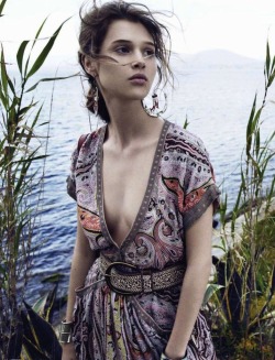 fuckoff-kindly:  Anais Pouliot // Girls like this  ..every time i see her makes me miss zelia even more  