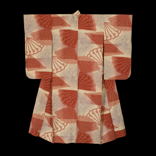 A meisen silk hitoe (unlined) kimono featuring large faux shibori fan motifs. Supplementary silver-m