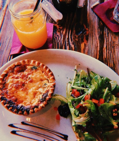 Happy Monday from your local #quiche enthusiast (at Paris In Town)
