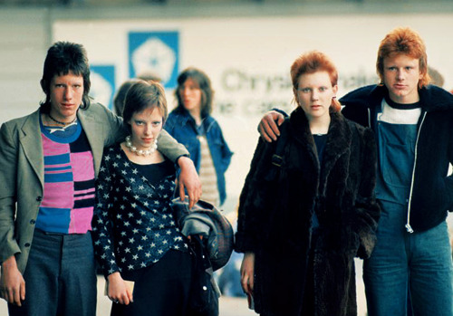 deact-deactivated-deactivated-d:  Bowie fans outside a David Bowie concert in 1973 at Earls Court, London. 