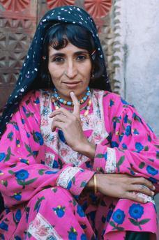 fotojournalismus:Portraits of Baloch women in traditional clothes, southern Afghanistan, 1978.Photog