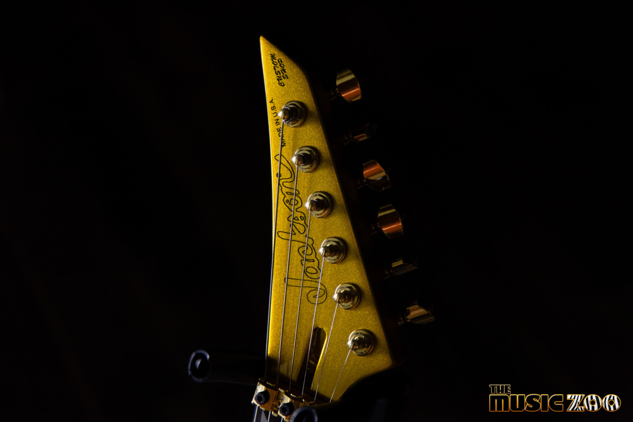 themusiczoo:  There is no shortage of gold on this Soloist from @jacksonguitars.