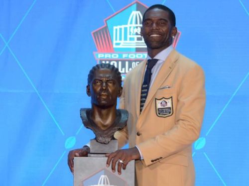 toshiagain: During his induction into the Pro Football Hall of Fame last night, Randy Moss, formerly a wide receiver for the Minnesota Vikings and New England Patriots, wore a tie with the names of African Americans who have been slain by police officers