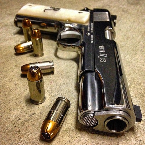 XXX gunsknivesgear:  Remington 1911. photo