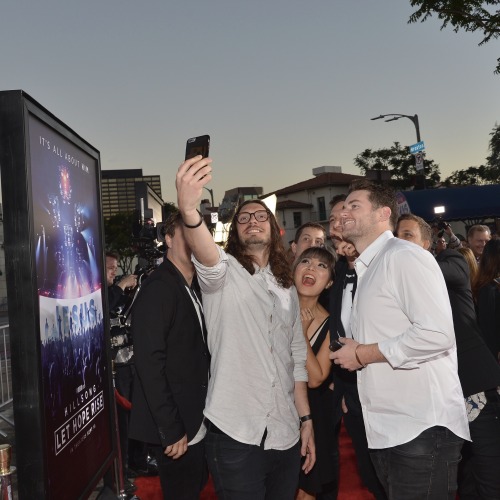 Sometimes, group selfie is so necessary!