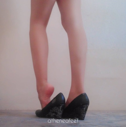 atheneafeet: I know you love to be seduced by my feet smell Se que te gusta ser seducido por el olor