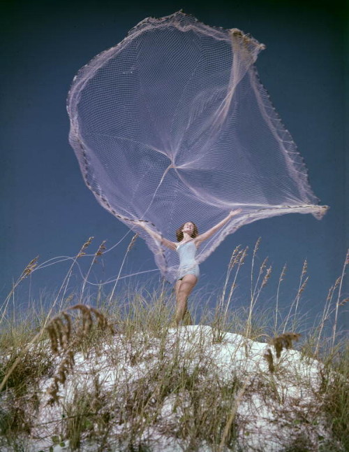 leforetenchante:Woman throwing a fishing