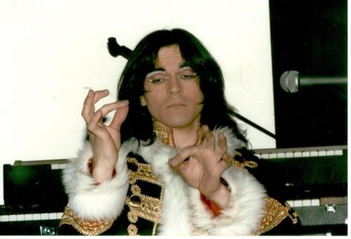 lawrence-gowan-fanblog:Just found out the source for these awesome shots of Gowan when he was with R
