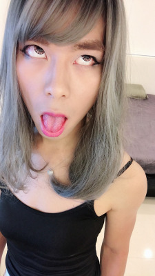 anxiousasiantransgirl:  lilbabeariel:  有小姐姐或偽娘姐姐想跟我玩耍的嗎~  我想和你玩！！！