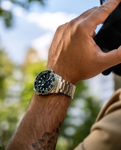 Instagram Repostdavosa_watches  Wow! The Lumis version of the DAVOSA Argonautic has been part of the popular Argonautic range since 2013.⁠So we are dealing with a DAVOSA classic here. To offer the best, the popular model has been further developed. The unbeatable result is the Lumis 25, an absolute highlight for every watch enthusiast.⁠For more details check link in bio!⁠⁠⌚️ DAVOSA ARGONAUTIC LUMIS T25,Ref. 161.576.10 [ #davosa #monsoonalwatch #divewatch #watch #toolwatch ]