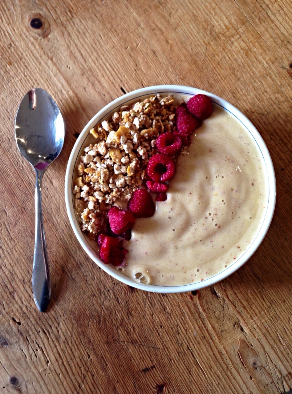 posihtive-fitblr:  recoveringbambi:  Banana peach smoothie bowl with apple cinnamon