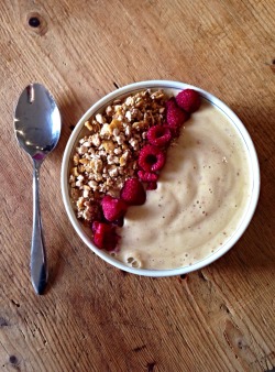 posihtive-fitblr:  recoveringbambi:  Banana peach smoothie bowl with apple cinnamon granola and raspberries.  looks so delicious! 