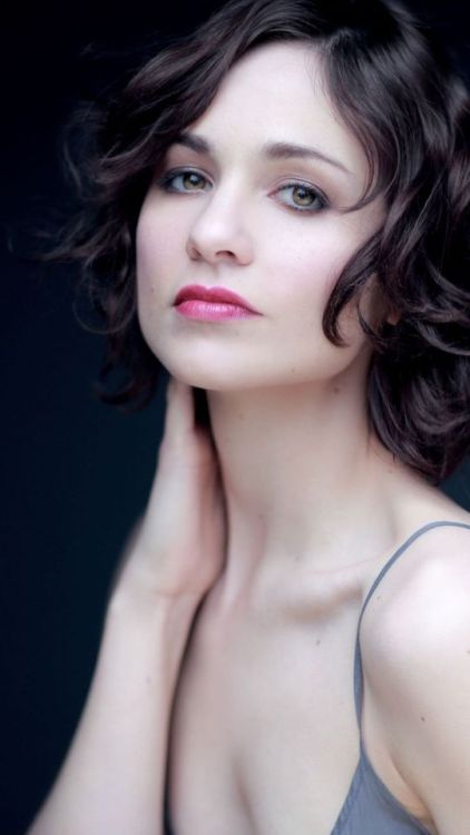 Tuppence Middleton, short curly hair, 2018, 1080x1920 wallpaper @wallpapersmug : https://ift.tt/2FI4