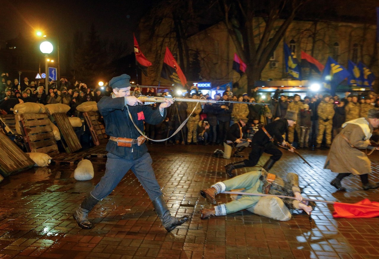 CONMEMORAN A ESTUDIANTES UCRANIANOS. Partidarios de varios partidos nacionalistas ucranianos marchan con antorchas y reconstruyen una batalla de 1918 entre las fuerzas de la República de Ucrania y el Ejército Rojo, para conmemorar a los estudiantes...