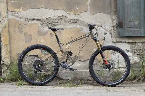 aces5050: (via The Frace F160 is Milled From a 70kg Slab of Aluminum - Pinkbike)