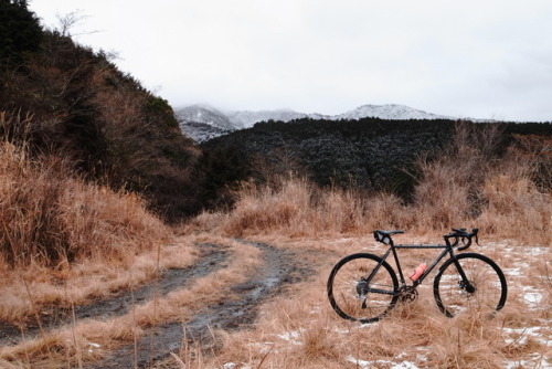 3.26 sunMorning ride.麓の雨は標高を上げるにつれて雪に変わる。今シーズン最後のSnow rideになるだろうか。♫この道の向こうに / 巨勢典子https://youtu.be/0