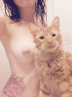 great-nips-sink-ships:  My cat photobombs my nude shoots 💗 