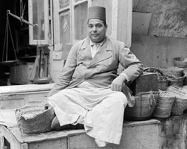 Tareekh بائع محل عطارة سنة 1942 ميلادية مصر Ksa Uae