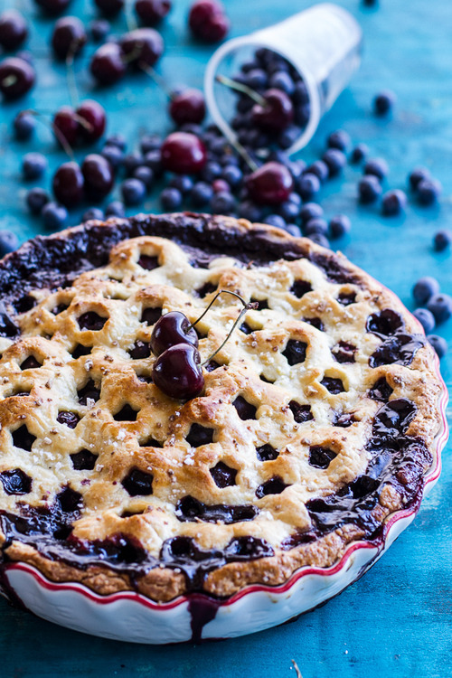 foodishouldnoteat: Vanilla bourbon cherry blueberry pie 