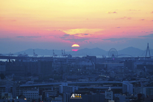 ileftmyheartintokyo: 日落大阪 Osaka Sunset by Altus Chu on Flickr.