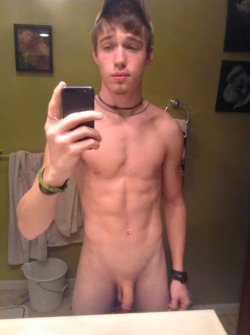 tea2640:  undie-fan-99:  Not all rednecks are so straight as they appear  Damn he is sexy sexy sexy