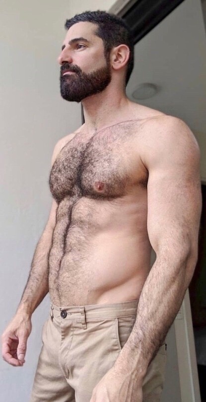 ty3141:Hot sexy hairy daddy.  Yummy. 