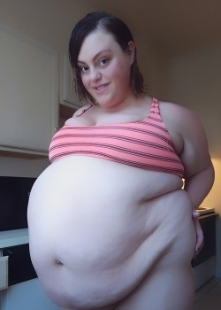 hamgasmicallyfat:Bow down before the belly