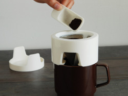kkyokoo:  TENT KINTO COLUMN coffee dripper 1杯分の本格的なコーヒーを手軽に淹れられるコンパクトなコーヒードリッパー。フィルターにはステンレスメッシュを使用しているので、旨み成分であるコーヒーオイルを多く抽出でき、コーヒー本来のアロマを愉しむことができます。パーツは分解して洗え、お手入れも簡単。口径7cm〜9.5cmのカップにご使用いただけます。磁器製のマグのセットは、ギフトにもおすすめです。