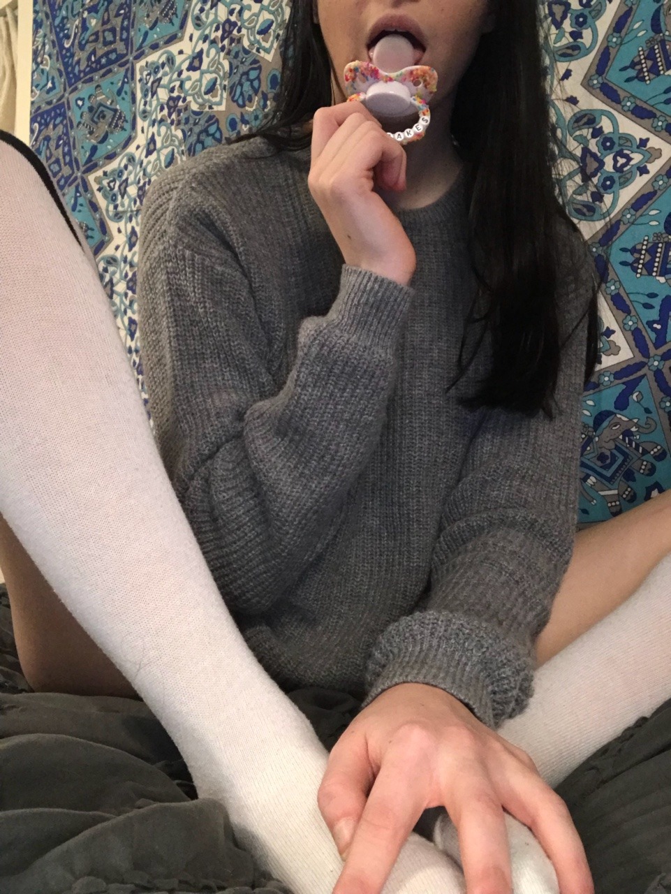 3littlespace3: Staying inside on this rainy day, someone come take care of me